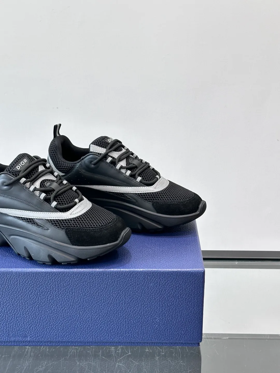 Men's shoes 💰p520 "Dior" B22 retro jogging shoes, inspired by classic jogging shoes, low-top thick sole design, cow leather + mesh fabric splicing, perfect texture and breathable. The black and white engraved rubber sole has great grip and comfort, and is OK for daily wear or sports! There is an embossed "CD" logo on the side of the shoe, which is low-key and recognizable. Rich colors, black and white, gray and blue, etc., versatile and fashionable, loved by European and American hip-hop circles and bloggers, a must-have for trendy wear size: 39-44 (customized at 45.46)